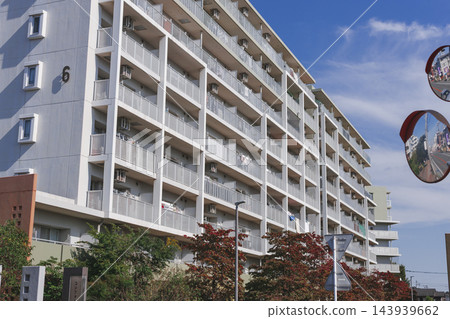 藤美野市一處住宅社區和中層公寓大樓的外觀 藤美野市一處住宅社區和中層公寓大樓的外觀 143939662