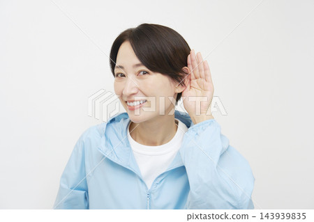 中年女性，女運動員，聆聽姿勢，白色背景 143939835