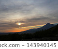 磐梯山的日落景色美不勝收。夕陽被層層雲霧籠罩，與橙色和淺藍色的天空交相輝映，構成了一幅引人注目、美輪美奐的畫面。 143940145