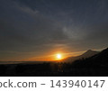 夕陽西下，沉入磐梯山腳下。橙色的天空如同帷幕般被斜向分割，營造出壯麗而迷人的景象。 143940147