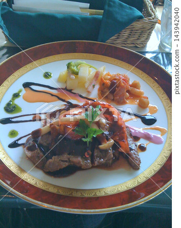 擺盤精美的肉類菜餚 143942040