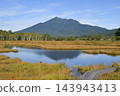秋日尾瀨的景色，色彩繽紛的草地和池塘。群馬縣片科村。 143943413