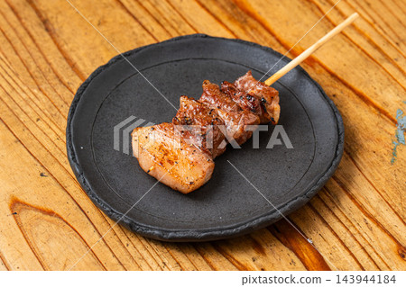 豬頭肉,又稱「卡希拉烤肉串」(烤豬肉串),肥瘦相間,口感鮮嫩多汁,味道鮮美。 豬頭肉,又稱「卡希拉烤肉串」(烤豬肉串),肥瘦相間,口感鮮嫩多汁,味道鮮美。 143944184