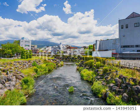 富士宮市神田川沿岸的夏日景色,清澈的河水和城市風光,湛藍的夏日天空和朵朵白雲(寬高比 4:3)(靜岡縣) 富士宮市神田川沿岸的夏日景色,清澈的河水和城市風光,湛藍的夏日天空和朵朵白雲(寬高比 4:3)(靜岡縣) 143945051