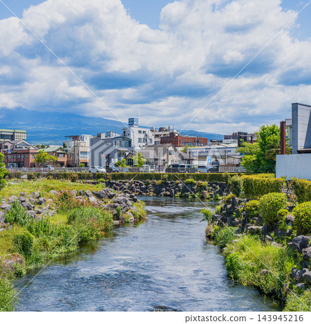 夏日的雲朵籠罩著清澈的神田川水面和富士宮市的城市景觀(長寬比 1:1 正方形)(靜岡縣) 夏日的雲朵籠罩著清澈的神田川水面和富士宮市的城市景觀(長寬比 1:1 正方形)(靜岡縣) 143945216