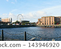 英國利物浦，藍天下的阿爾伯特碼頭和摩天輪。 143946920