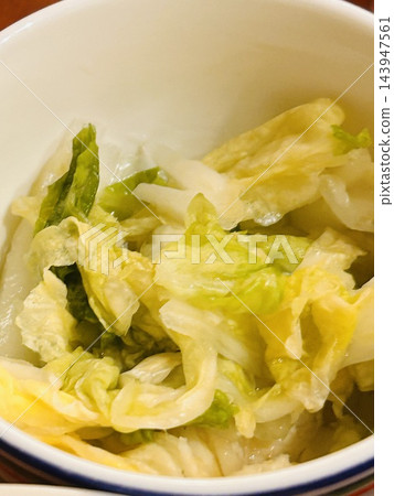 一小碗中盛裝的高麗菜特寫。 一小碗中盛裝的高麗菜特寫。 143947561