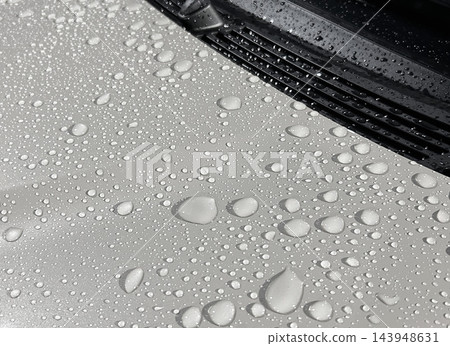 水滴附著在車身漆面上(防水狀態) 水滴附著在車身漆面上(防水狀態) 143948631