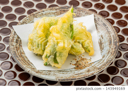 以風味濃鬱的滿願寺青椒製成的酥脆天婦羅。 以風味濃鬱的滿願寺青椒製成的酥脆天婦羅。 143949169