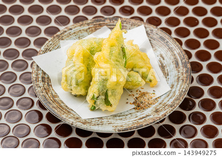 以風味濃鬱的滿願寺青椒製成的酥脆天婦羅。 143949275