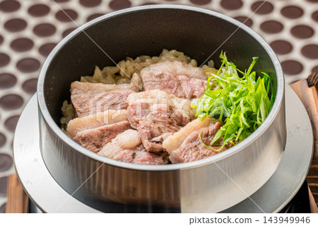 一道奢華的“河內鴨蔥釜飯”,河內鴨的濃鬱鮮味和蔥的甜味完美融合,令人回味無窮。 一道奢華的“河內鴨蔥釜飯”,河內鴨的濃鬱鮮味和蔥的甜味完美融合,令人回味無窮。 143949946