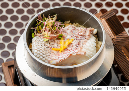 “用鍋煮的鯛魚飯”,鮮美的鯛魚湯汁浸透米飯,是慶祝活動的完美選擇。 “用鍋煮的鯛魚飯”,鮮美的鯛魚湯汁浸透米飯,是慶祝活動的完美選擇。 143949955
