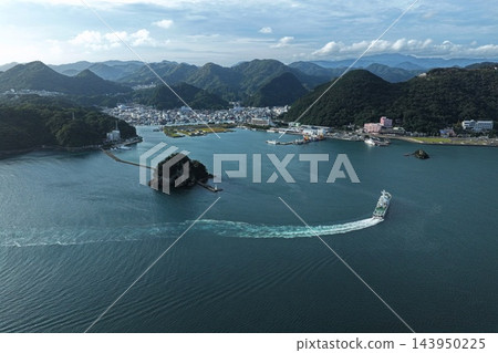空拍照片展現了靜岡縣下田港和沿海城鎮的風貌。 143950225