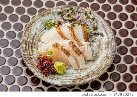 鮮美的鯛魚刺身(魚料理),鮮味和甜味恰到好處。 鮮美的鯛魚刺身(魚料理),鮮味和甜味恰到好處。 143950272