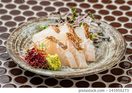 鮮美的鯛魚刺身(魚料理),鮮味和甜味恰到好處。 鮮美的鯛魚刺身(魚料理),鮮味和甜味恰到好處。 143950273