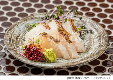 鮮美的鯛魚刺身(魚料理),鮮味和甜味恰到好處。 鮮美的鯛魚刺身(魚料理),鮮味和甜味恰到好處。 143950274