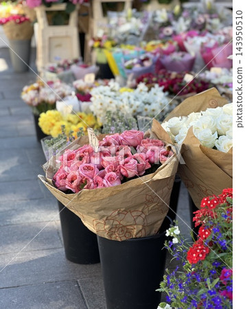 在花店出售的鮮花 在花店出售的鮮花 143950510
