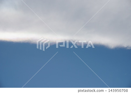透過雲層的縫隙看到的藍天 透過雲層的縫隙看到的藍天 143950708