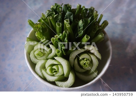 小松菜(日本芥菜),切口末端形似玫瑰花。 小松菜(日本芥菜),切口末端形似玫瑰花。 143950759
