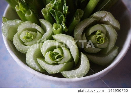 小松菜(日本芥菜),切口末端形似玫瑰花。 小松菜(日本芥菜),切口末端形似玫瑰花。 143950760
