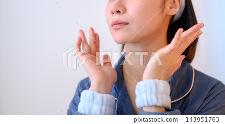 一位女士在進行護膚程序時檢查自己的皮膚狀況。 143951763