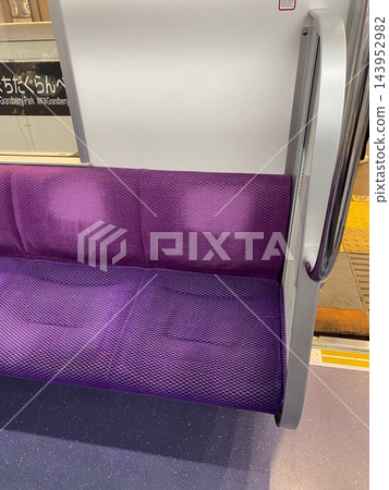 日常通勤場景：火車車廂內的座椅和扶手 143952982