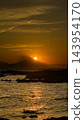 The setting sun behind Mount Fuji 143954170
