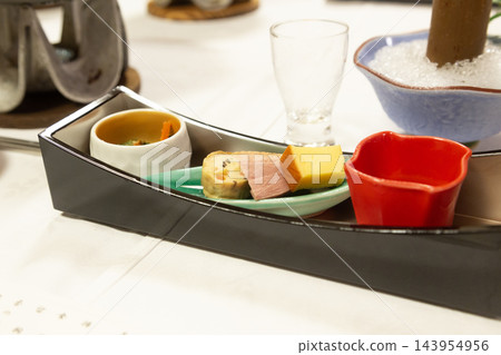 盛放在船形盤子裡的日式開胃菜 143954956