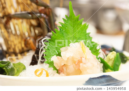 一盤龍蝦刺身,點綴以紫蘇葉。 一盤龍蝦刺身,點綴以紫蘇葉。 143954958