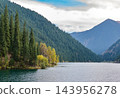 科爾賽湖金色的湖岸邊樹木蔥鬱，遠處群山綿延。 143956278