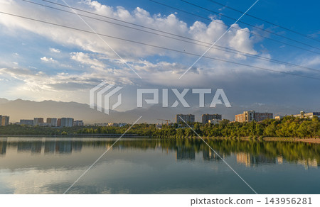 阿拉木圖湖畔的建築,在雲霧繚繞和山脈環繞之中。 阿拉木圖湖畔的建築,在雲霧繚繞和山脈環繞之中。 143956281