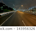 雨夜中的大都會高速公路，行車道被路燈照亮。 143956326