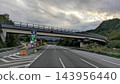 一條從高速公路僅限ETC車輛駛出的出口岔出的道路，位於山區。 143956440