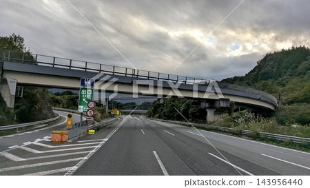 一條從高速公路僅限ETC車輛駛出的出口岔出的道路,位於山區。 一條從高速公路僅限ETC車輛駛出的出口岔出的道路,位於山區。 143956440