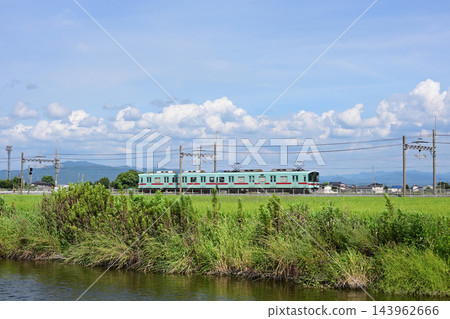 西鐵列車,以其獨特的冰綠色塗裝而聞名。 西鐵列車,以其獨特的冰綠色塗裝而聞名。 143962666