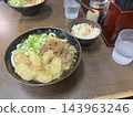 九州特產「肉五方十烏龍麵」以牛蒡天婦羅和香甜可口的牛肉為特色。 九州特產「肉五方十烏龍麵」以牛蒡天婦羅和香甜可口的牛肉為特色。 143963246
