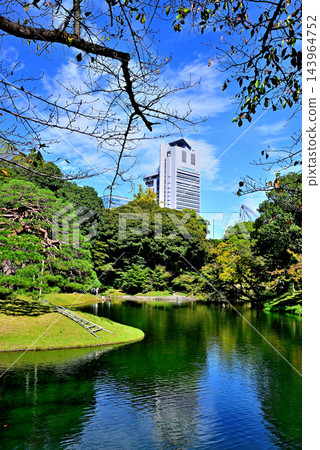 從東京都花園小石川後樂園看到的文京市民中心。 從東京都花園小石川後樂園看到的文京市民中心。 143964752