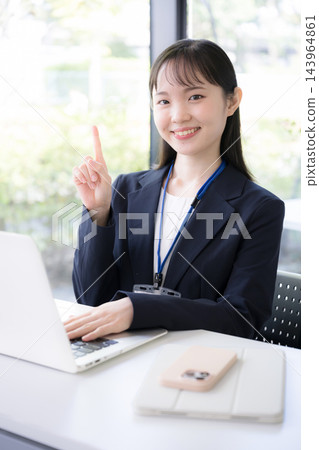 在燈光明亮的辦公室裡，他坐在筆記型電腦前，直視攝像頭，指著某個點，提出建議，或者介紹某件事，全程面帶微笑，身穿西裝。 143964861