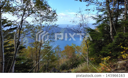 從男體山步道上看到的深秋日光白根山。 從男體山步道上看到的深秋日光白根山。 143966163