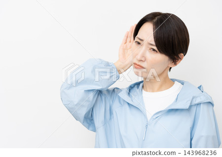 身穿運動連帽衫的女子;運動形象 身穿運動連帽衫的女子;運動形象 143968236