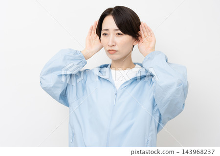 身穿運動連帽衫的女子；運動形象 143968237