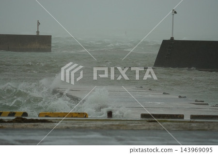 受颱風影響,海面波濤洶湧,巨浪滔天。 受颱風影響,海面波濤洶湧,巨浪滔天。 143969095