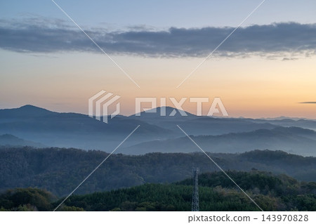 日出映照在山脈和雲海之上,構成了一幅夢幻般的景象。 日出映照在山脈和雲海之上,構成了一幅夢幻般的景象。 143970828