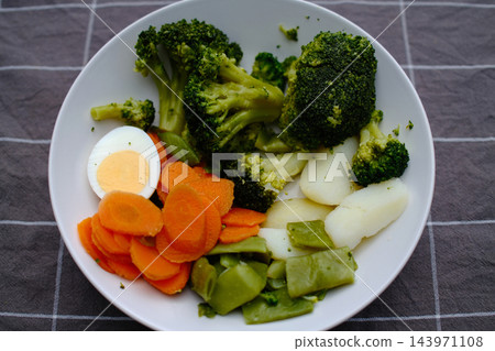 Fresh Carrots Healthy Orange Vegetables and Natural Organic Food Fresh Carrots Healthy Orange Vegetables and Natural Organic Food 143971108