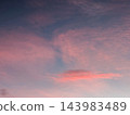 柔和的天空背景，淡粉紅色的雲朵散佈在藍灰色的天空中。 143983489