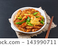 xinjiang Stir-Fried Rice Vermicelli with Crispy Flatbread Naan and Egg 143990711