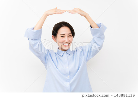 穿長袖襯衫的女人 穿長袖襯衫的女人 143991139