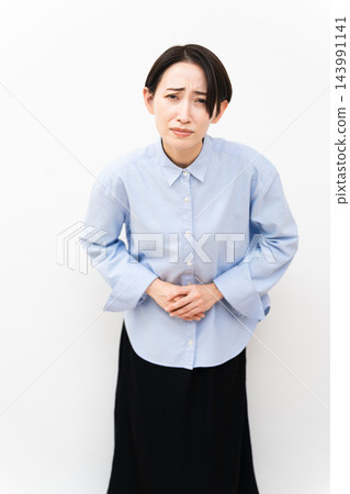 穿長袖襯衫的女人 穿長袖襯衫的女人 143991141