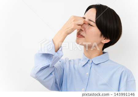 穿長袖襯衫的女人 143991146