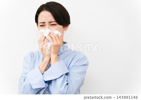 穿長袖襯衫的女人 穿長袖襯衫的女人 143991148